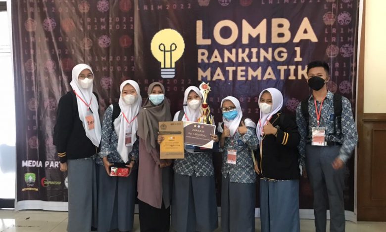 Photo bersama Suswita Parmadi Sukma saat mengikuti lomba Matematika di Unsap Sumedang