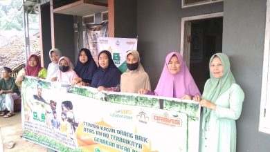 Photo : Warga penerima Beras berfoto bersama