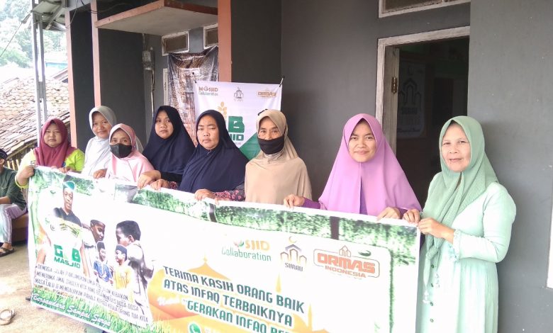 Photo : Warga penerima Beras berfoto bersama