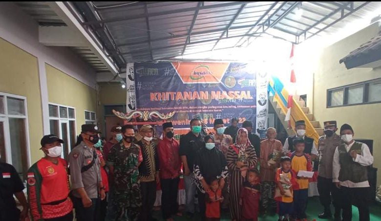 PESERTA Khitanan Massal foto bersama usai mengikuti acara, Selasa.