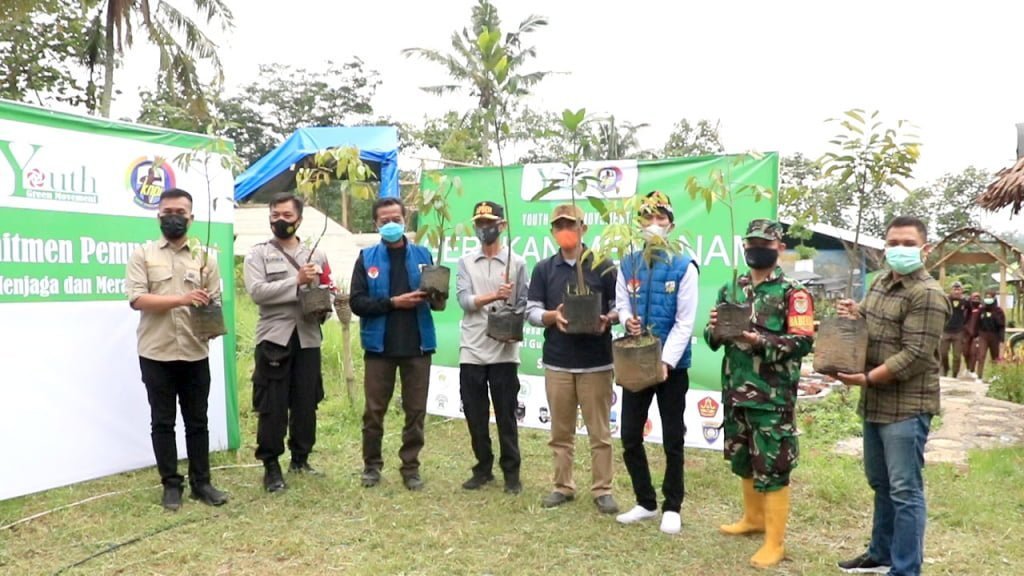 JAJARAN KNPI, Youth Green Movement bersama Forkopimcam Kadungora dan Perangkat Desa Mandalasari menerima bibit pohon secara simbolis dalam Gerakan Menanam 1000 Pohon, Sabtu.fn