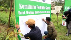 PENANDATANGAN bersama Komitmen Pemuda Garut untuk menjaga dan merawat lingkungan, Sabtu. fn