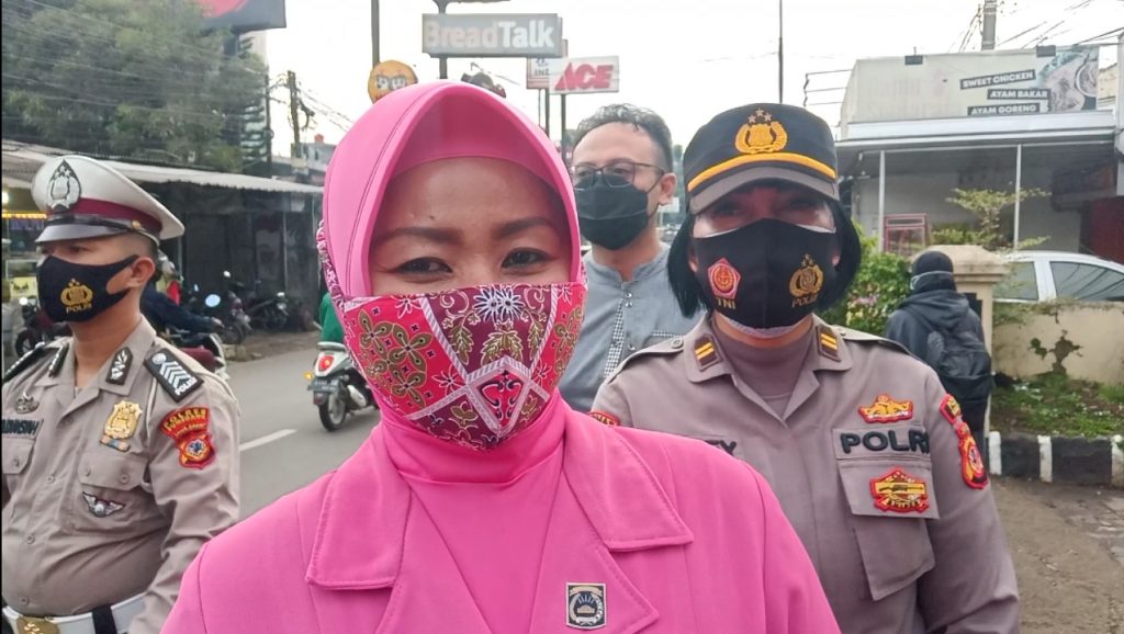 WAWANCARA : Ketua Bhayangkari Ranting Jatinangor Nazilah Aan saat dimintai keterangan kegiatan Bagi-bagi Takjil