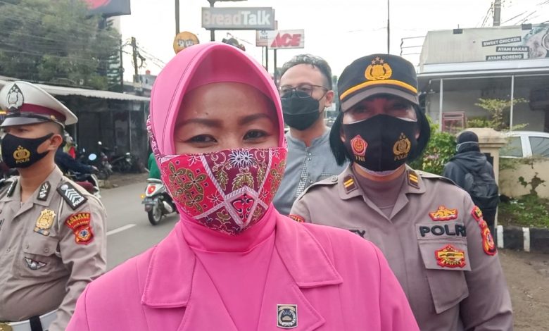 WAWANCARA : Ketua Bhayangkari Ranting Jatinangor Nazilah Aan saat dimintai keterangan kegiatan Bagi-bagi Takjil