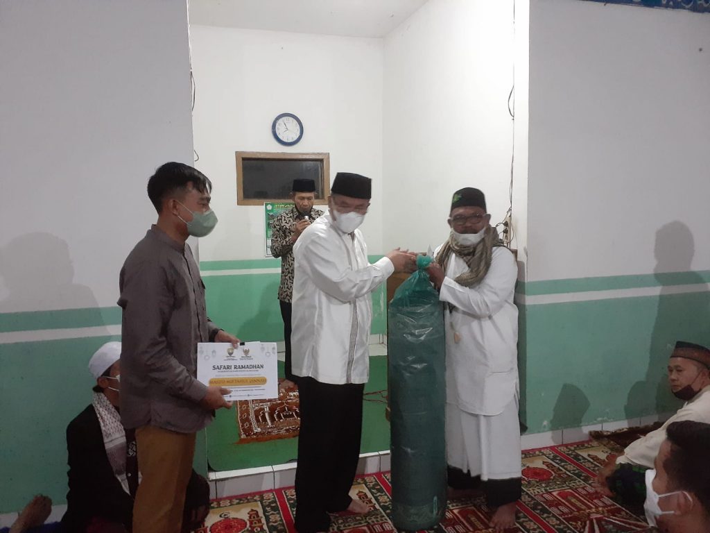 SAFARI RAMADHAN : Wabup Erwan saat memberikan bantuan kepada Masjid Miftahul Jannah Tanjungsari