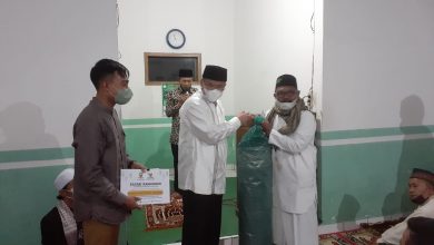 SAFARI RAMADHAN : Wabup Erwan saat memberikan bantuan kepada Masjid Miftahul Jannah Tanjungsari
