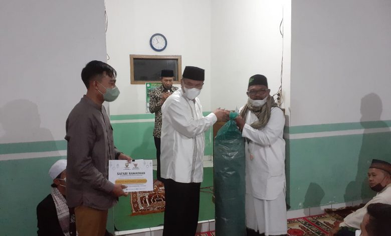 SAFARI RAMADHAN : Wabup Erwan saat memberikan bantuan kepada Masjid Miftahul Jannah Tanjungsari