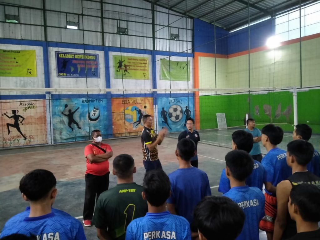 LATIHAN: Pelatih Tim Bola Volly Putra SMK Perkasa Cimanggung Syamsul Jais saat memimpin latihan persiapan Kejuaraan tingkat Nasional (Kejurnas U-17) di Solo.