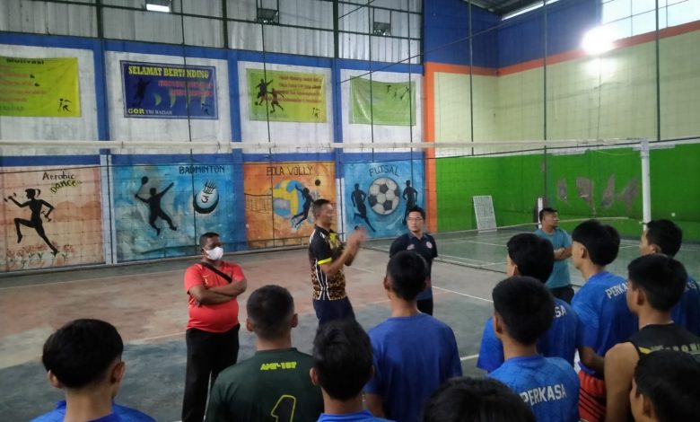 LATIHAN: Pelatih Tim Bola Volly Putra SMK Perkasa Cimanggung Syamsul Jais saat memimpin latihan persiapan Kejuaraan tingkat Nasional (Kejurnas U-17) di Solo.