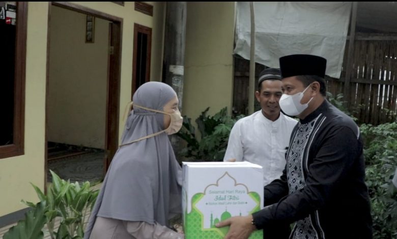 SIMBOLIS: Bupati Sumedang H. Dony Ahmad Munir menyerahkan bantuan kepada guru ngaji Non ASN saat safari Ramadan