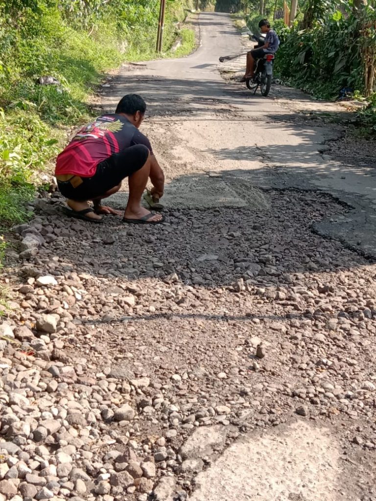 Kondisi Jalan Prabu Kian Santang di Desa Kandang Mukti