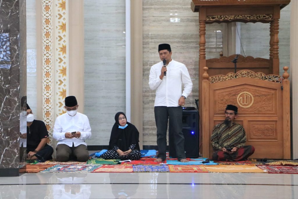 SAMBUTAN: Wakil Ketua DPRD Sumedang H. Ilmawan Muhamad, S.Ag saat memberikan sambutan acara Safari Ramadan di Masjid Jami Al Huda, Dusun Lemburgede, Desa Bongkok, Kecamatan Paseh.
