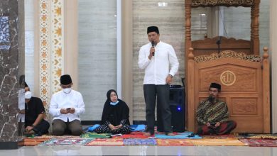 SAMBUTAN: Wakil Ketua DPRD Sumedang H. Ilmawan Muhamad, S.Ag saat memberikan sambutan acara Safari Ramadan di Masjid Jami Al Huda, Dusun Lemburgede, Desa Bongkok, Kecamatan Paseh.