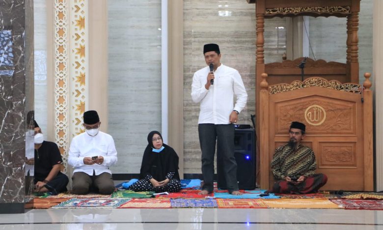 SAMBUTAN: Wakil Ketua DPRD Sumedang H. Ilmawan Muhamad, S.Ag saat memberikan sambutan acara Safari Ramadan di Masjid Jami Al Huda, Dusun Lemburgede, Desa Bongkok, Kecamatan Paseh.