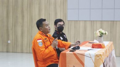 Kepala Kantor SAR Bandung, Deden Ridwansah saat membuka acara peningkatan dan pengembangan kompetensi teknik pertolongan pertama bagi 19 Rescuer dan 1 Perawat