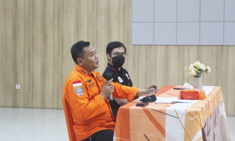 Kepala Kantor SAR Bandung, Deden Ridwansah saat membuka acara peningkatan dan pengembangan kompetensi teknik pertolongan pertama bagi 19 Rescuer dan 1 Perawat