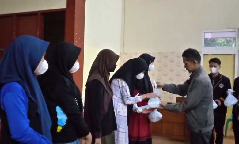 Photo : Pembina OSIS MAN 1 Sumedang Beri Santunan Anak Yatim