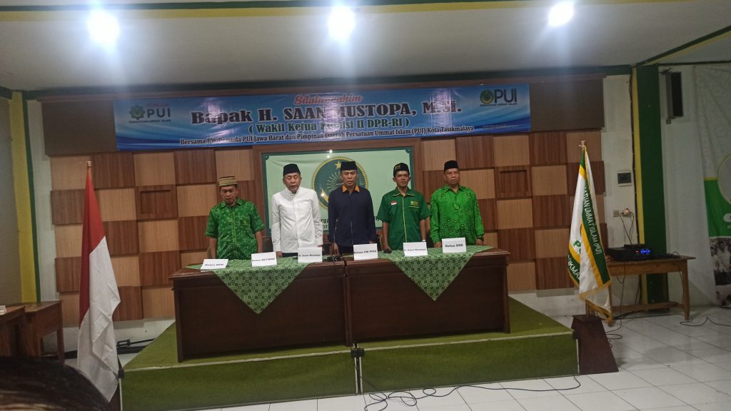 Saan Mustofa bersama jajaran pengurus PW Pemuda PUI Jawa Barat dan PD PUI Kota Tasikmalaya