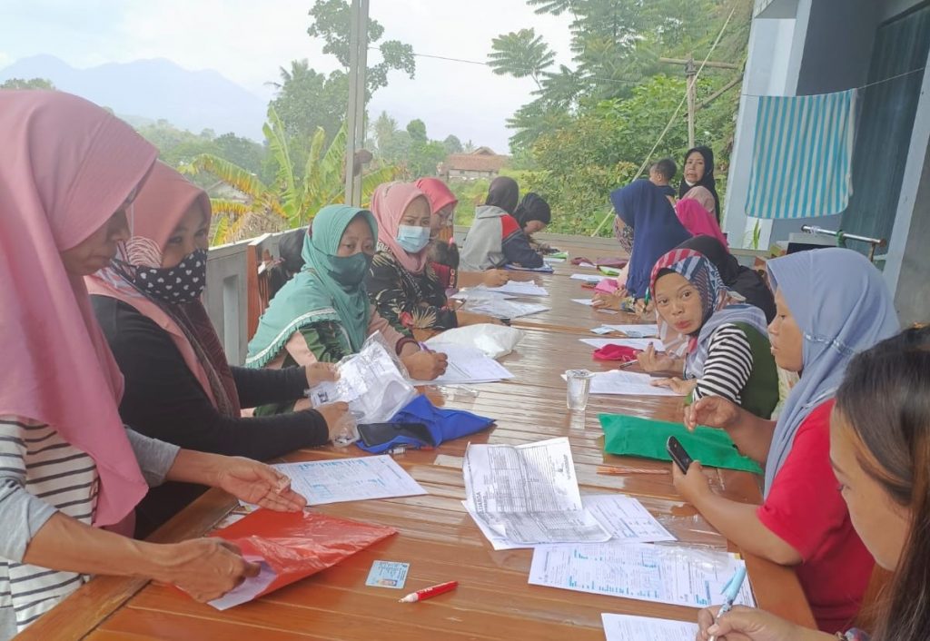 Warga Antusias melakukan registrasi rekening BJB, untuk mengikut program Mesra Bank Bjb