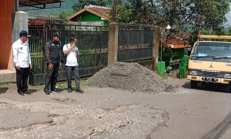 MONITOR: Wakil Ketua DPRD Kabupaten Sumedang H. Ilmawan Muhamad (tengah) didampingi Kepala Desa Hegarmanah dan Kepala Desa Cileles meninjau Jalan Cikuda yang sudah mulai diperbaiki.