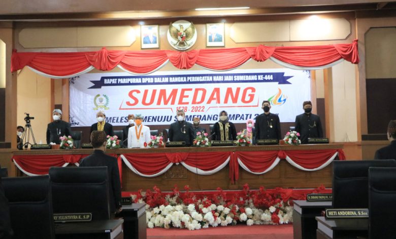Pimpinan DPRD Sumedang bersama Bupati Sumedang saat menggelar sidang paripurna HJS ke-444