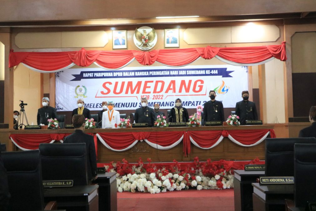 Pimpinan DPRD Sumedang bersama Bupati Sumedang saat menggelar sidang paripurna HJS ke-444