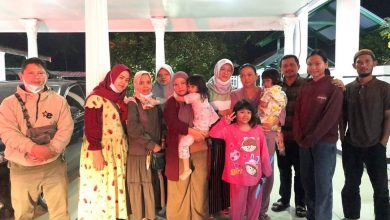 POTO BERSAMA: Keluarga Aira bersama Bupati Sumedang sebelum meninggalkan Gedung Negara (istimewa FB Bupati)