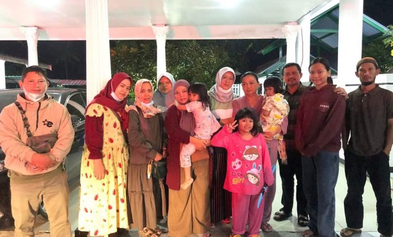POTO BERSAMA: Keluarga Aira bersama Bupati Sumedang sebelum meninggalkan Gedung Negara (istimewa FB Bupati)