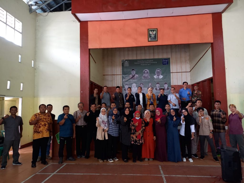 Photo Bersama peserta dan narasumber Kursus Singkat (KURSI) Democracy And Electoral Empowerment Partnership (DEEP) Kabupaten Sumedang