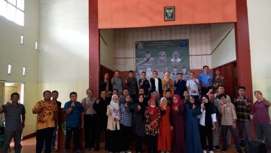 Photo Bersama peserta dan narasumber Kursus Singkat (KURSI) Democracy And Electoral Empowerment Partnership (DEEP) Kabupaten Sumedang