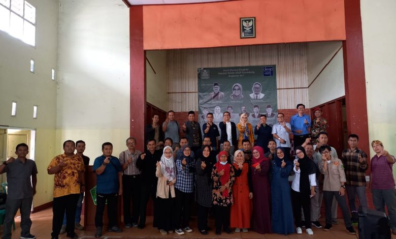 Photo Bersama peserta dan narasumber Kursus Singkat (KURSI) Democracy And Electoral Empowerment Partnership (DEEP) Kabupaten Sumedang