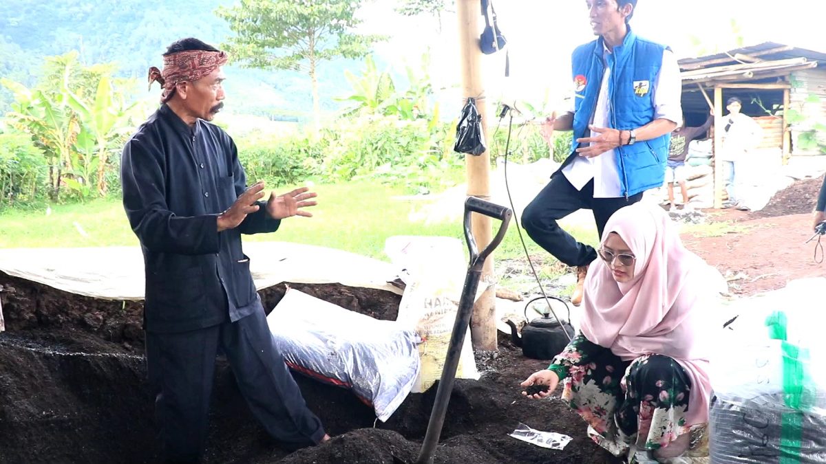Neng Dila meninjau langsung lokasi pembuatan pupuk organik yang dikelola oleh pembina petani millenial Kadungora, Haji Aan, Rabu. fn