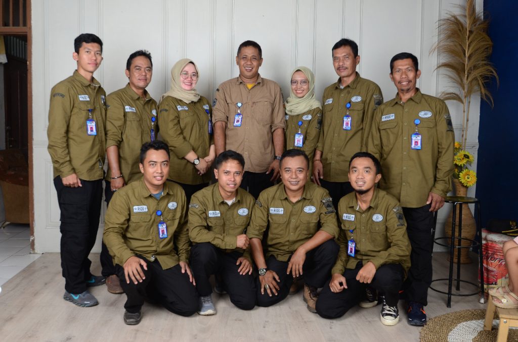 staf desa palabuan saat berpoto bersama