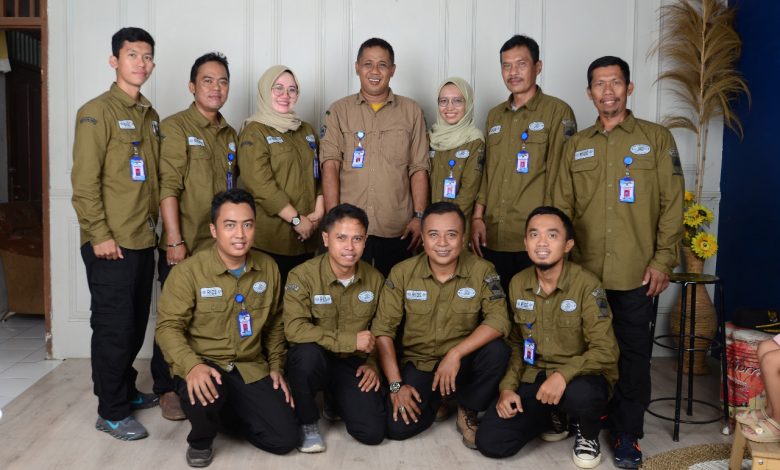 staf desa palabuan saat berpoto bersama