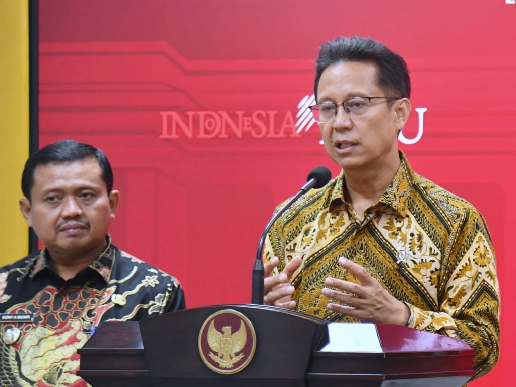 Menteri Kesehatan (Menkes) Budi Gunadi Sadikin (Kanan) Bersama Bupati Sumedang Donny Ahmad Munir (Foto:Dok.Humas Pemda Sumedang)