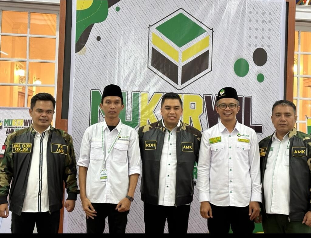 Ketua dan Sekretaris PC AMK Garut Zaeni (dua kanan) - M. Nanang (dua kiri) saat menghadiri Mukerwil AMK, beberapa waktu yang lalu.