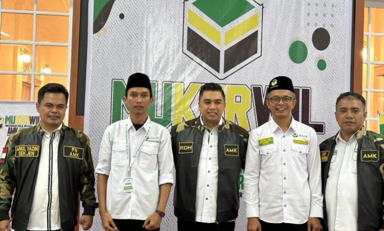 Ketua dan Sekretaris PC AMK Garut Zaeni (dua kanan) - M. Nanang (dua kiri) saat menghadiri Mukerwil AMK, beberapa waktu yang lalu.