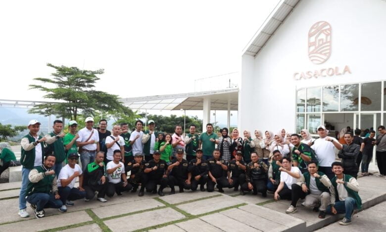 JAJARAN Pengurus AMK foto bersama usai Jalan Santai Harlah ke-50 PPP tingkat Kabupaten Garut, Minggu.