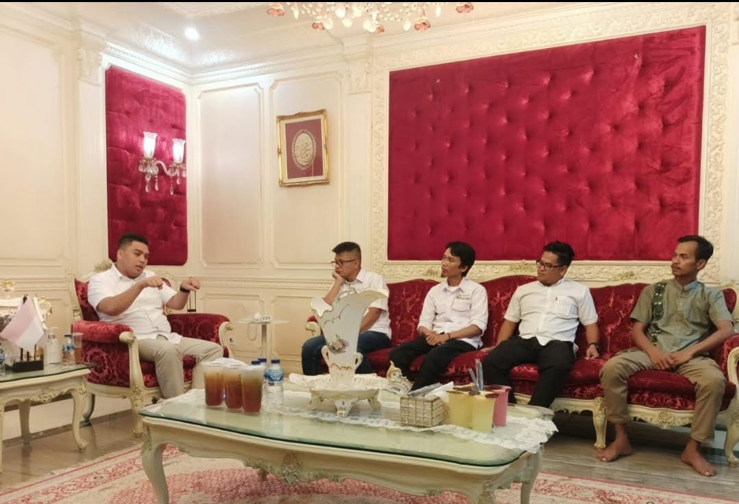 PENGURUS AMK Garut diterima dengan habgat oleh Ketua Umum AMK H. Rendhika D. Harsono, BSBA., MSC., di kediamannya, Selasa.