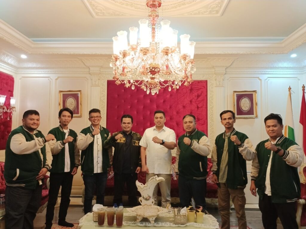 PENGURUS Angkatan Muda Kabah yang terdiri dari jajaran Pimpinan Cabang AMK Garut dan Wilayah Jabar foto bersama saat silaturahmi di kediaman Ketua Umum AMK, H. Rendhika D. Harsono, BSBA., MSC., di Jakarta, Selasa.