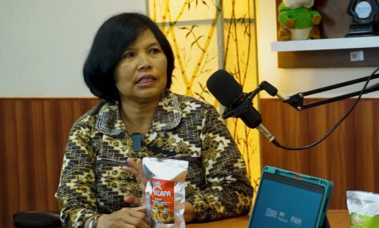 Sri Rejeki, seorang pelaku UMKM, memperkenalkan cara dagang yang luar biasa berkat inovasi yang telah ia kembangkan (Fot: Istimewa)