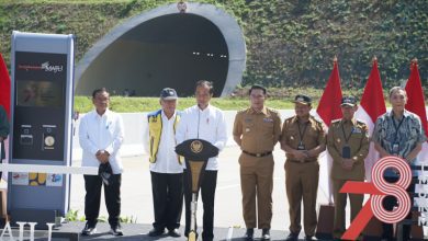 Presiden Jokowi (podium) meresmikan Jalan Tol Cisumdawu, Selasa.