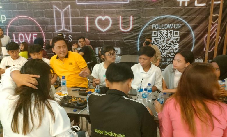 Tim Sepak Bola Putri Kecamatan Jatinangor dan Officialnya diajak Makan Dan Nonton Bareng oleh Anggota DPRD Sumedang dari Fraksi Partai Golkar, Asep (Foto: Istimewa)