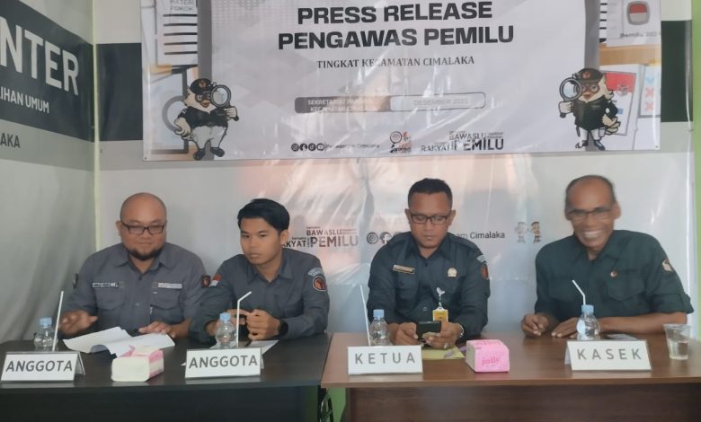 Dari Kiri ke Kanan, Ahmad Hidayat, Elfan Tawekal, Idrus Supriatna (Ketua Panwaslu Kecamatan Cimalaka), dan Pepen Kepala Sekretariat (Foto: Istimewa)