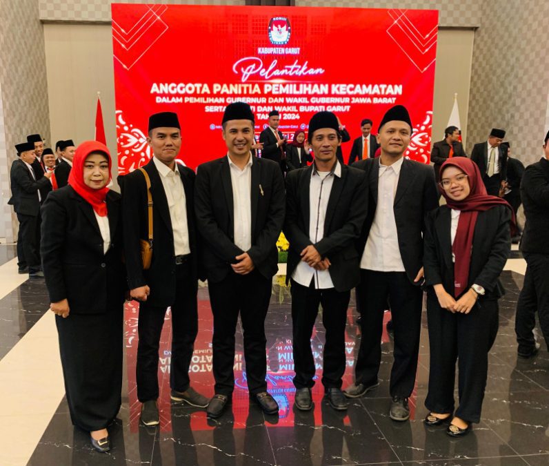ANGGOTA PPK Kadungora foto bersama setelah menjalani pelantikan. ist